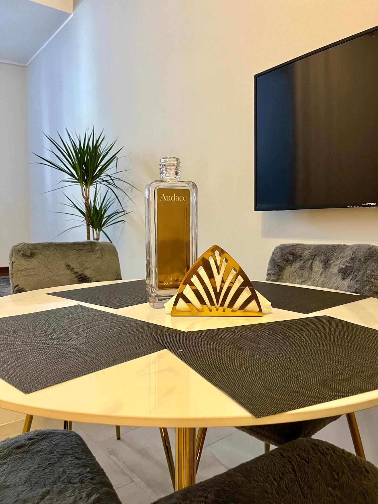 הוילה מילאנו Residenza Elegante - A 5 Fermate Dal Duomo מראה חיצוני תמונה